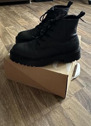 Шкіряні черевики zara