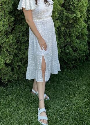 Белое платье из прошвы для кормящих