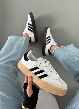 Женские кроссовки в стиле adidas samba.