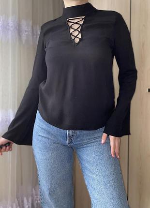 Легка чорна блуза з широкими рукавами та чокером на шиї