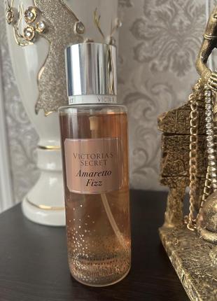 Спрей парфумований для тіла amaretto fizz limited edition highly spirited fragrance mist victoria secret vs4 фото