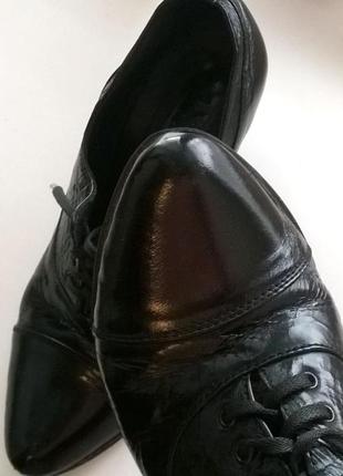 Кожаные лаковые женские туфли черные