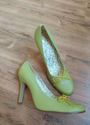 Гарні зелені туфлі