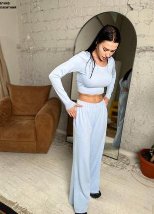 Костюм на кожний день з відкритою спинкою