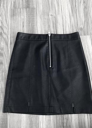 Мини юбка из экокожи с маленькими вырезами от terranova, черная м