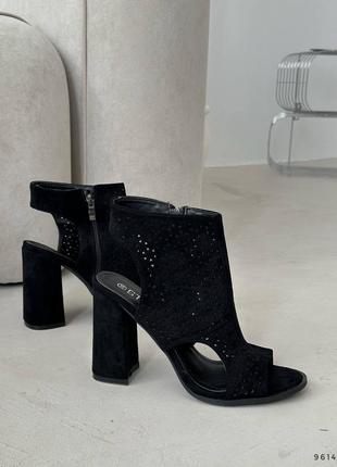 Женские замшевые, черные, стильные и качественные босоножки на каблуке. от 36 до 40 гг. 9614 мм.