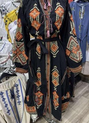 Платье вышито очень красивое
