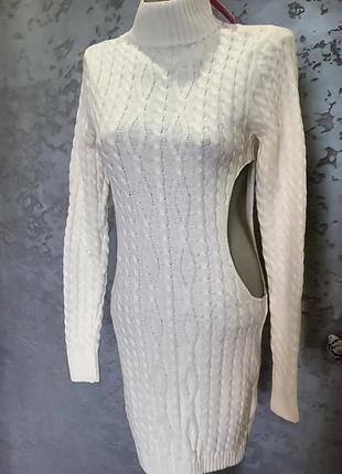 Эффектное платье с открытыми боками
missyempire