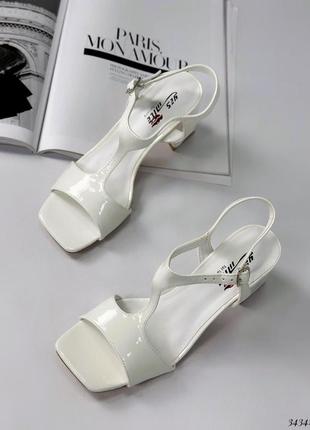 Белые лакированные босоножки на удобном каблуке, арт. 343426 фото