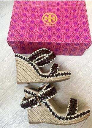 Новые босоножки на танкетке tory burch1 фото