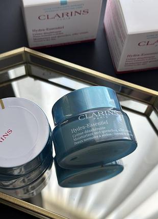 Ніжний зволожуючий крем для нормальної та сухої шкіри clarins hydra-essentiel silky cream.