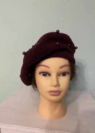 Берет бордового цвета с бусинами в тон
