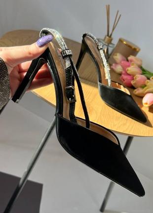 Женская обувь, изысканные женские туфли. горчинка