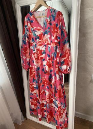 Сукня з розрізом на ніжці платье