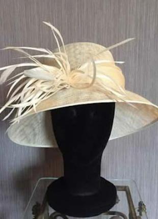 Чарівний кремовий капелюшок