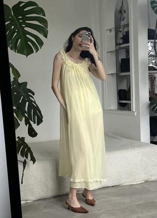Ніжно жовта довга вінтажна білизняна сукня