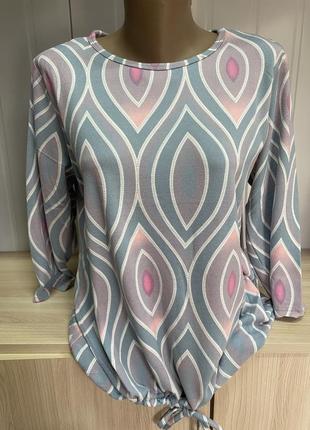 Стильная трикотажная кофточка голубого цвета с пудровыми вставками