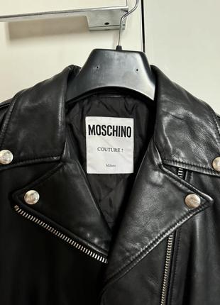 Кожаная куртка бренда moschino