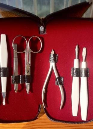 Маникюрно - педикюрный набор. ножницы. пилочка.