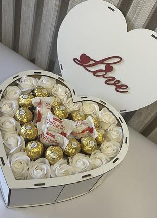 Подарочный бокс в деревянной коробке в форме сердца с розами и конфетами ferrero rocher на день рождения3 фото