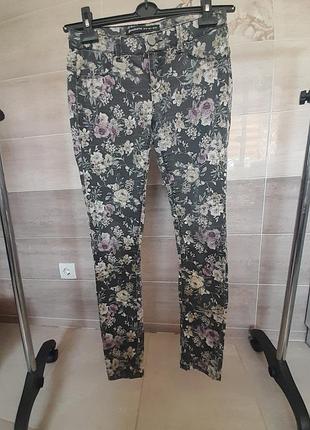 Джинси stradivarius в квітковий принт