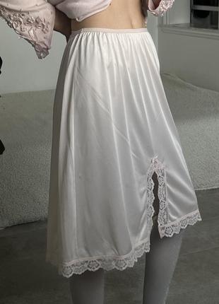 Нежно розовая юбка-мини в бельевом стиле с разрезом2 фото
