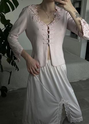 Нежно розовая юбка-мини в бельевом стиле с разрезом5 фото