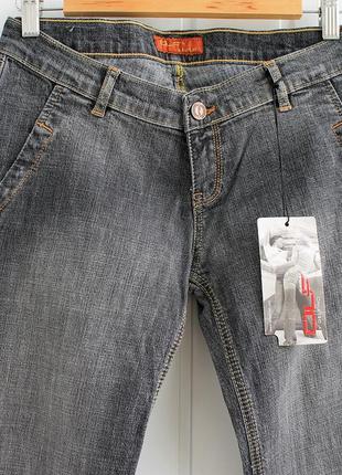Стильные женские джинсы клеш, серого цвета6 фото