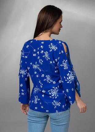 Синяя принтованная блуза с разрезами на рукавах4 фото