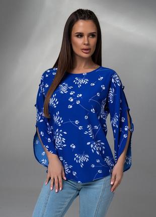 Синя принтована блуза з розрізами на рукавах1 фото