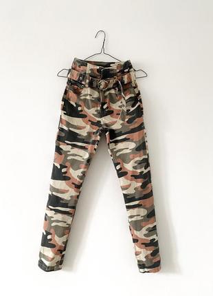 Джинсы с высокой талией и поясом bershka с принтом хаки