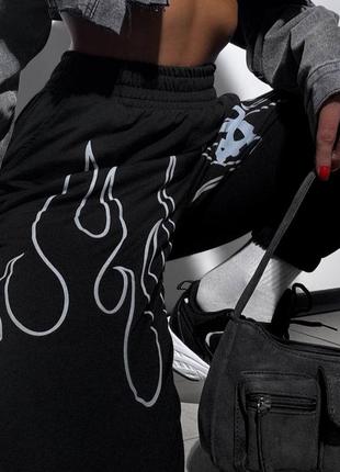 Чорні жіночі спортивні штани джогери з принтом вогню🖤2 фото