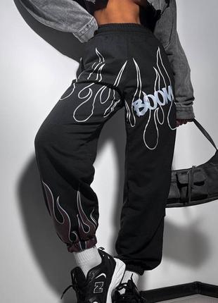 Чорні жіночі спортивні штани джогери з принтом вогню🖤1 фото