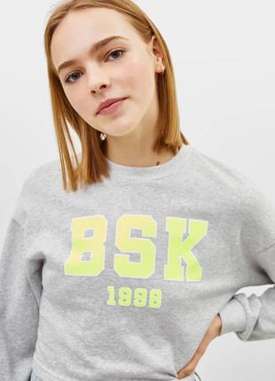 Стильный укороченный с неоновым принтом свитшот легкий bershka 36/s