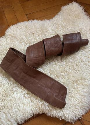 Широкий кожаный пояс