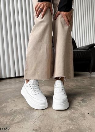 Женские кроссовки кеды белого цвета на высокой подошве платформе из натуральной кожи