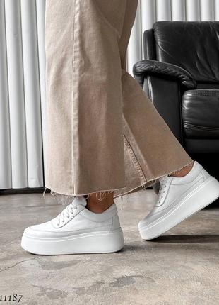 Женские кроссовки кеды белого цвета на высокой подошве платформе из натуральной кожи