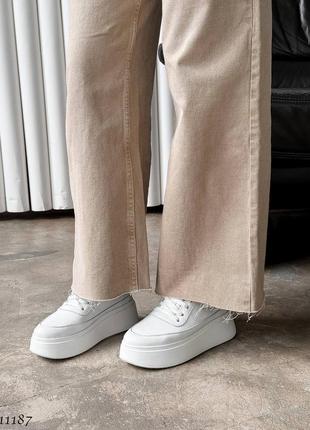 Женские кроссовки кеды белого цвета на высокой подошве платформе из натуральной кожи