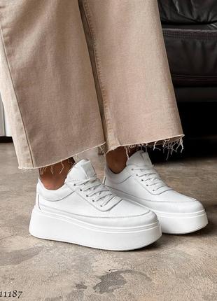 Женские кроссовки кеды белого цвета на высокой подошве платформе из натуральной кожи