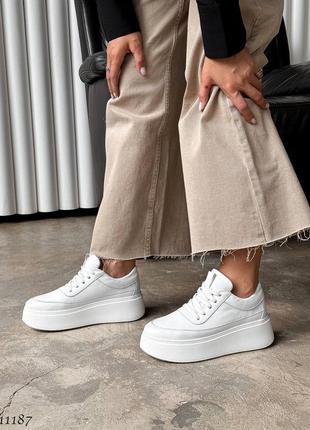 Женские кроссовки кеды белого цвета на высокой подошве платформе из натуральной кожи