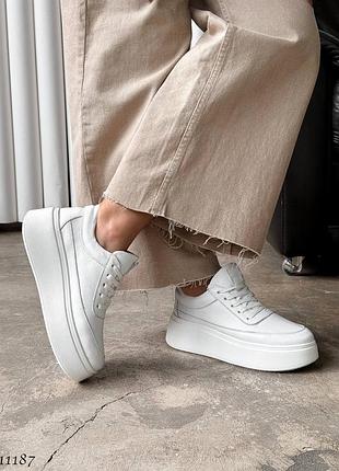 Женские кроссовки кеды белого цвета на высокой подошве платформе из натуральной кожи