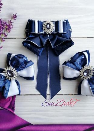 Сине-белые бантики / галстук в школу. белые бантики. синие бантики.расклешенный галстук для девочки.