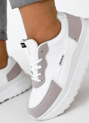 Білі модні жіночі кросівки на танкетці