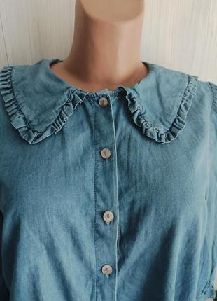 Джинсовая блуза с красивым воротничком.