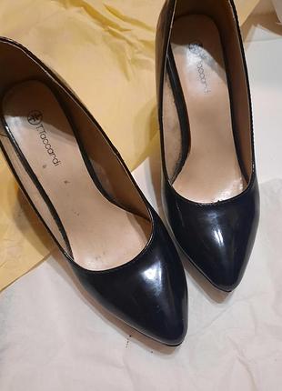 Черные лакированные туфли лодочки