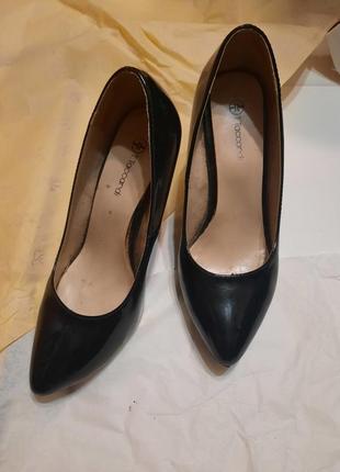 Черные лакированные туфли лодочки