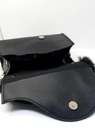 Стильна чорна жіноча сумка на плече крос боді штучне хутро екошкіра золотистий ланцюжок5 фото