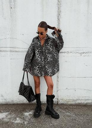 Джинсовая рубашка oversize с леопардовым принтом