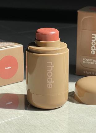 Кремовые румяна rhode pocket blush (freckle) 5.3 g