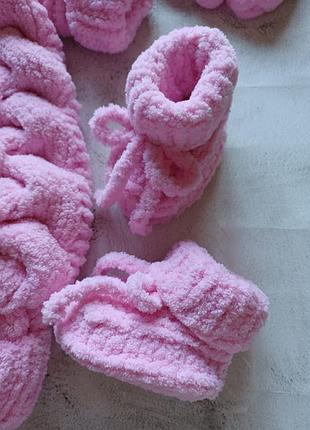 Плюшевый комбинезон и пинетки